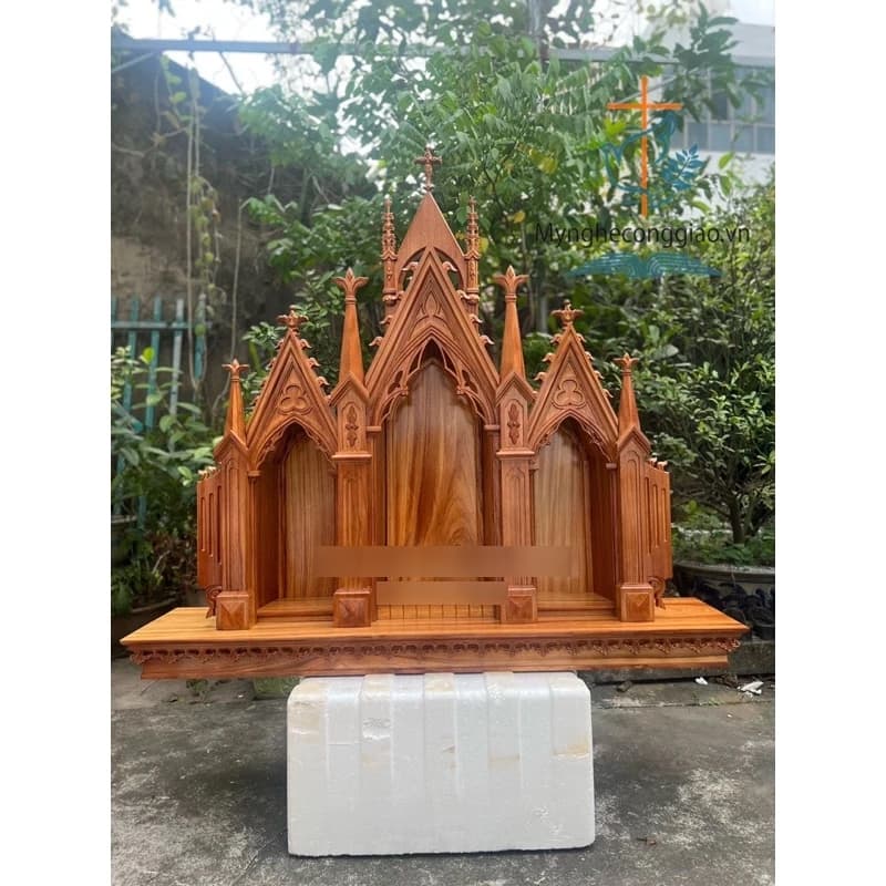 Bàn Thờ Chúa Toà Tháp Đơn Giản Gỗ Gõ Đỏ ( Mẫu cao cấp làm thủ công ) 1m2 x 1m35 - 1