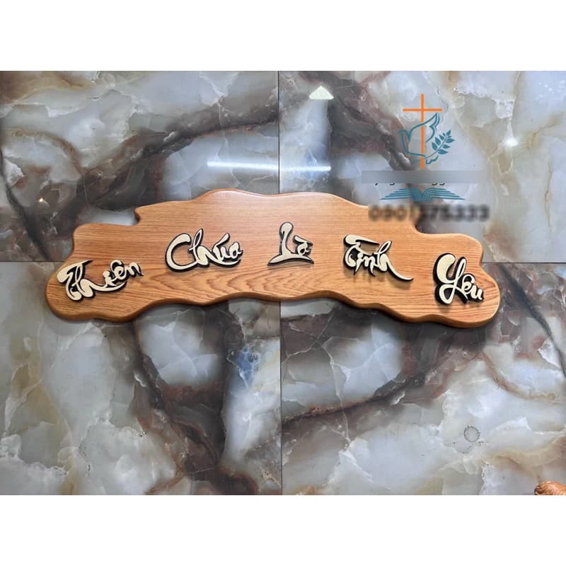 Bảng chữ " Thiên Chúa Là Tình Yêu" gỗ pơmu 70x16cm - 1
